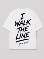 Achterkant van het witte I WALK THE LINE T-shirt van FAKESNIFF, met een geschilderde tekst I WALK THE LINE met daaronder 'you too?' in schuinschrift