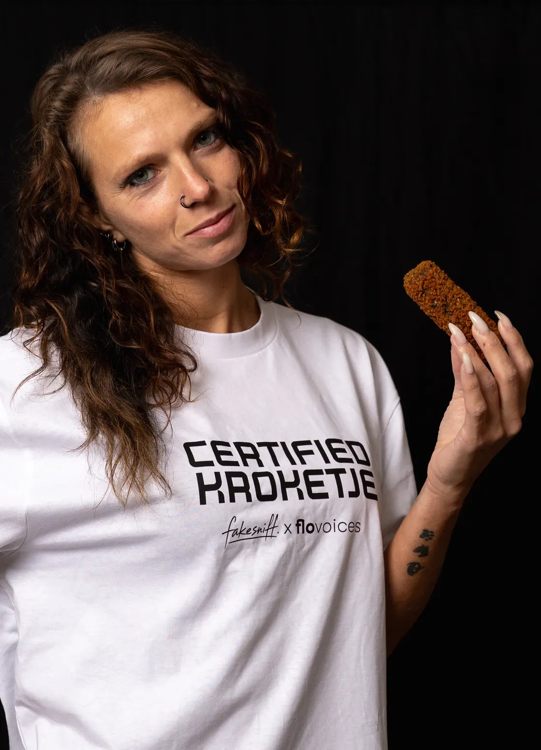 Vrouw in het Certified Kroketje shirt met een kroket in haar hand