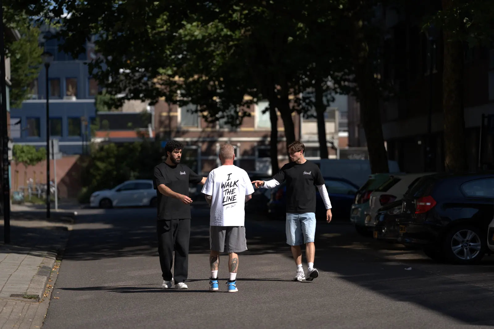 Drie mannen lopen samen over straat.