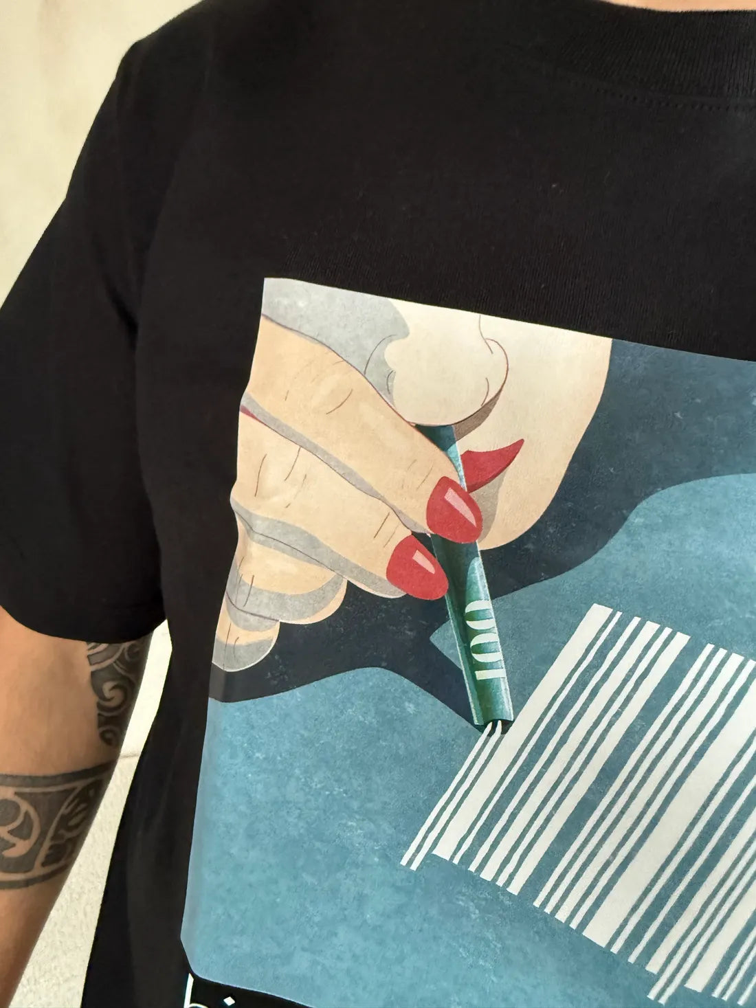 De print van High on Capitalism van dichtbij: een hand met rode nagels die lijnen snijdt uit een barcode.